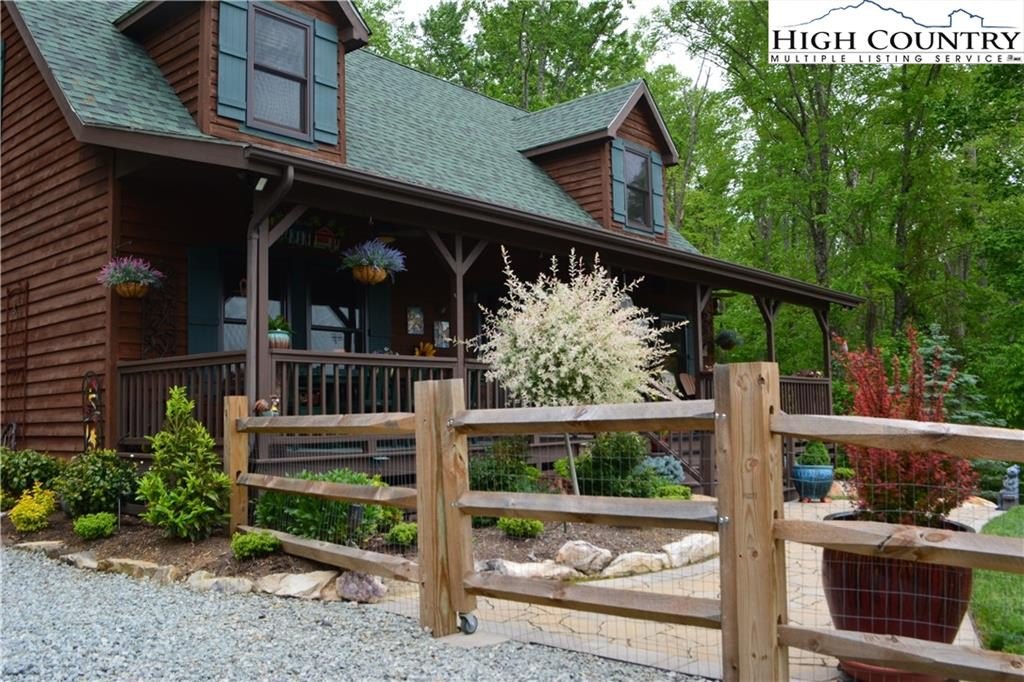 Elk Park, North Carolina, 28622, United States, 3 Bedrooms Bedrooms, ,3 BathroomsBathrooms,Residential,For Sale,1984406