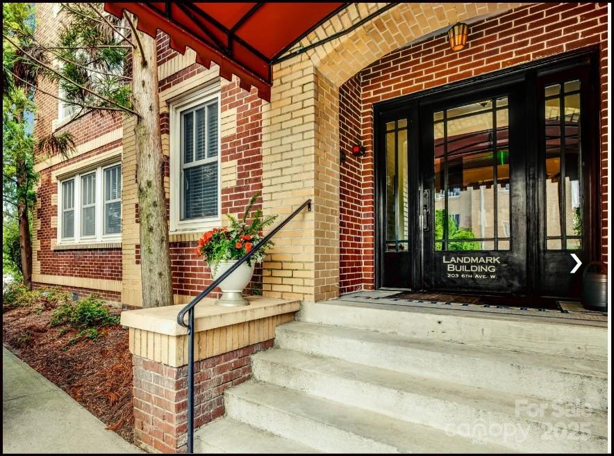 Hendersonville, North Carolina, 28739, United States, 2 Bedrooms Bedrooms, ,2 BathroomsBathrooms,Residential,For Sale,1944998