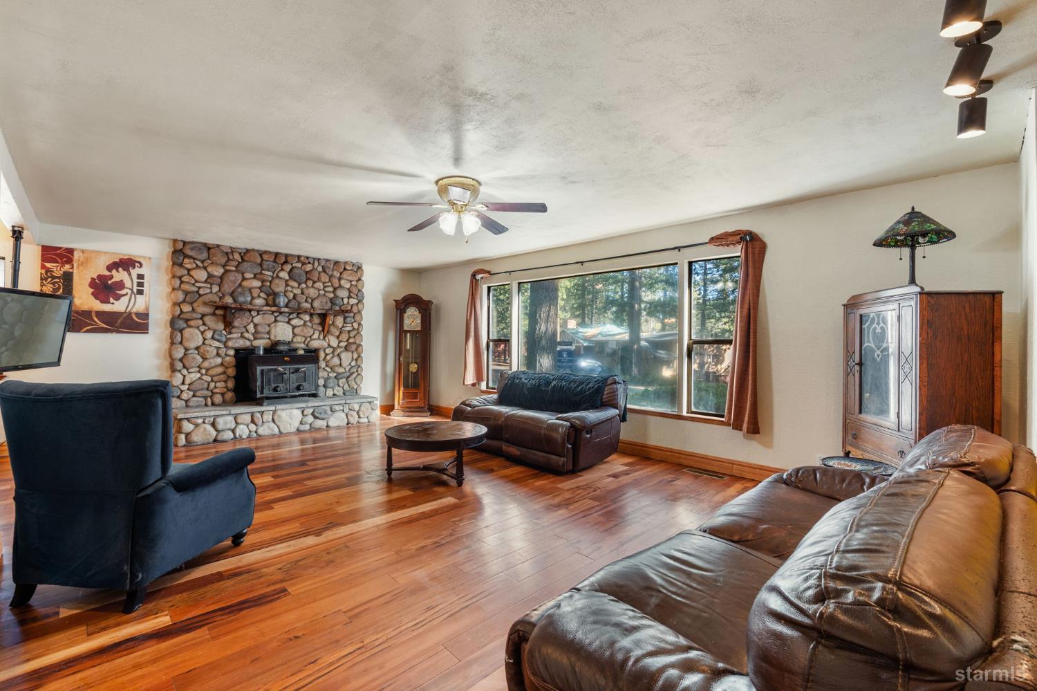 South Lake Tahoe, California, 96150, United States, 3 Bedrooms Bedrooms, ,2 BathroomsBathrooms,Residential,For Sale,1998204