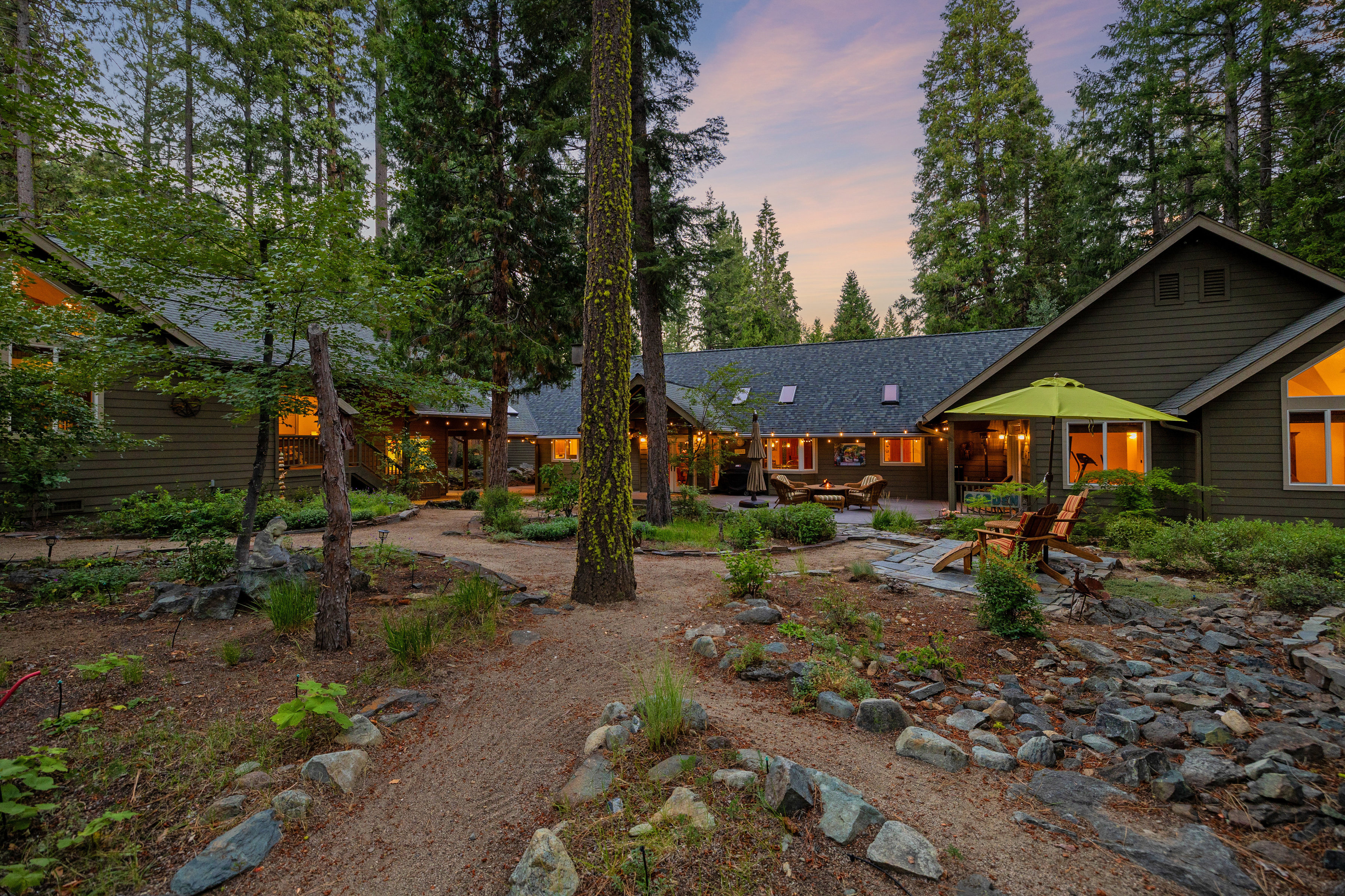  Luxury Mountain Retreat with Guest House on 1 Acre in the Heart of Graeagle - 物件實景