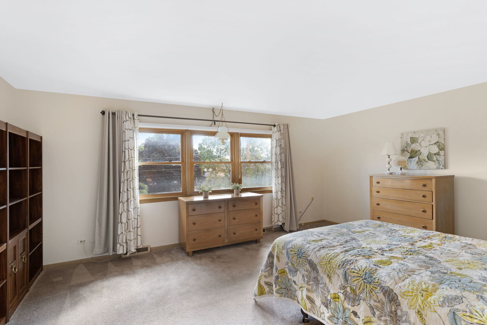 Des plaines, Illinois, 60016, United States, 3 Bedrooms Bedrooms, ,3 BathroomsBathrooms,Residential,For Sale,1991733