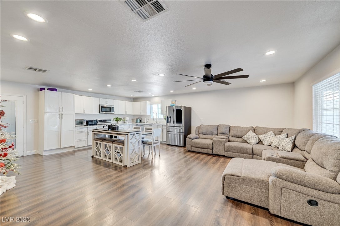 Las Vegas, Nevada, 89122, United States, 5 Bedrooms Bedrooms, ,4 BathroomsBathrooms,Residential,For Sale,2008777