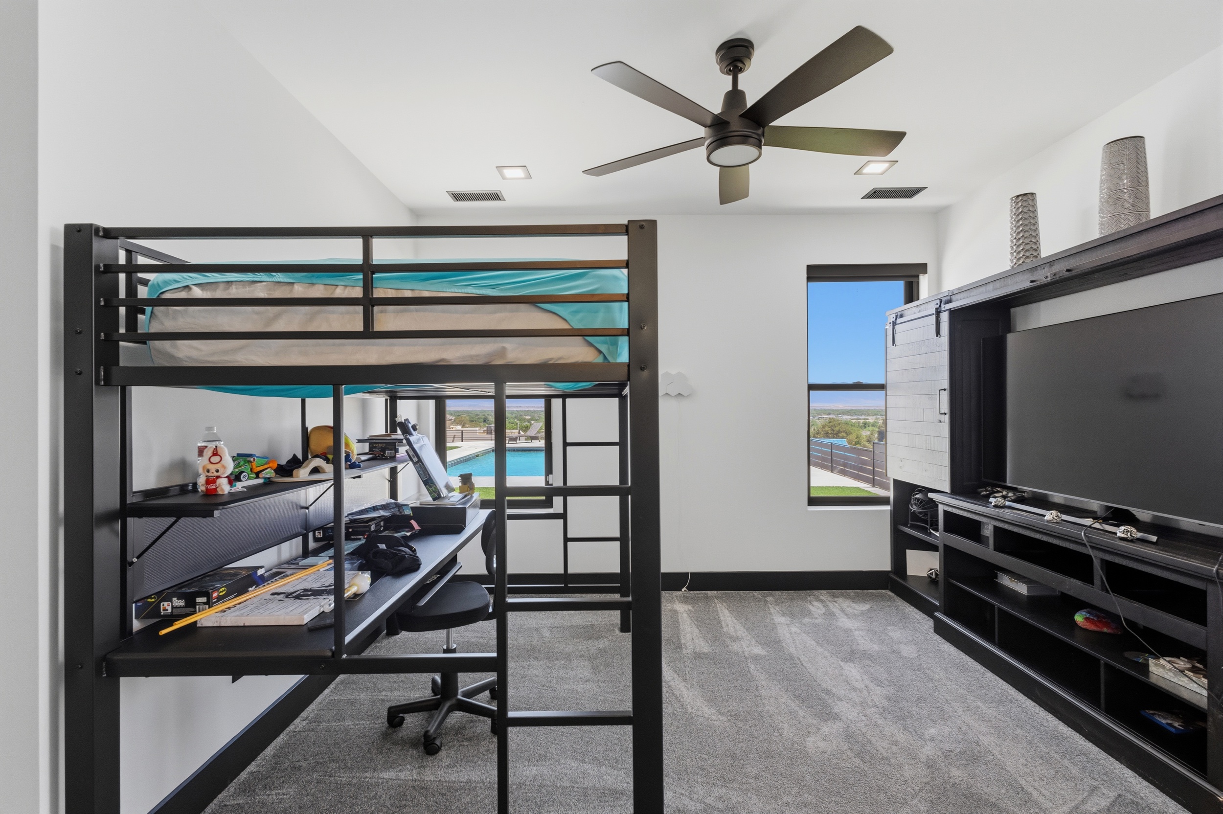 Los Lunas, New Mexico, 87031, United States, 3 Bedrooms Bedrooms, ,2 BathroomsBathrooms,Residential,For Sale,2048008