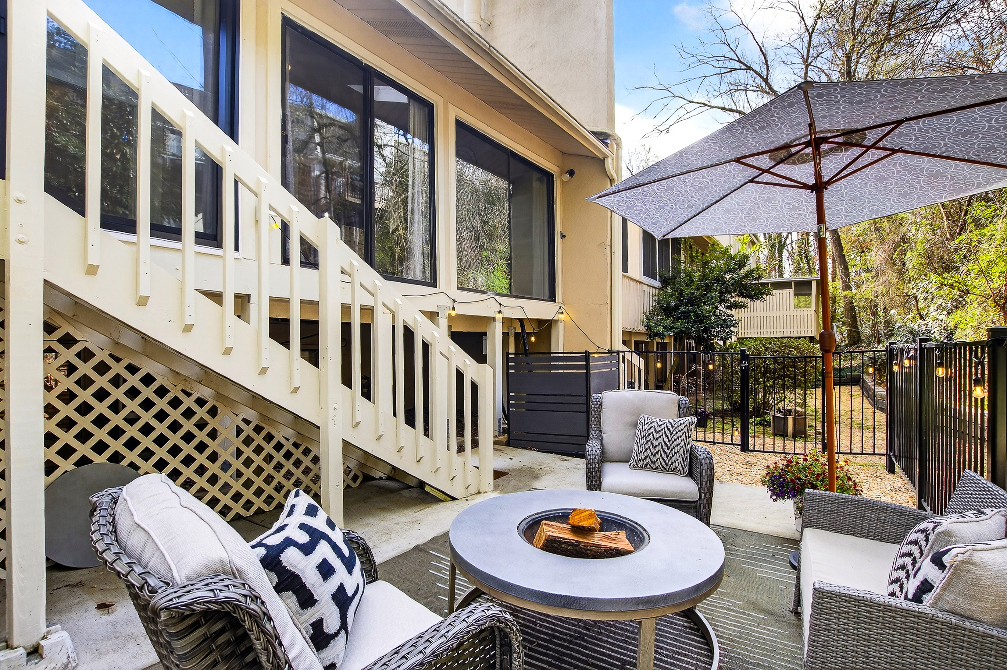  Spacious and Updated Townhome Offers Comfort, Charm and Convenience - 物件實景