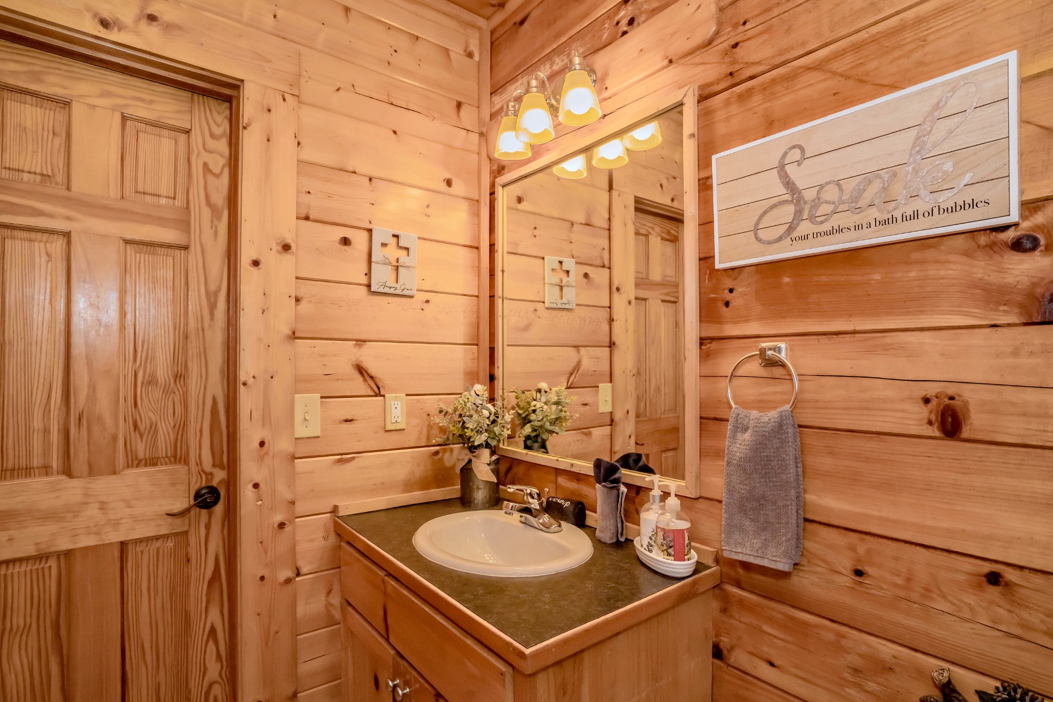 Pigeon Forge, Tennessee, 37863, United States, 2 Bedrooms Bedrooms, ,2 BathroomsBathrooms,Residential,For Sale,2009647