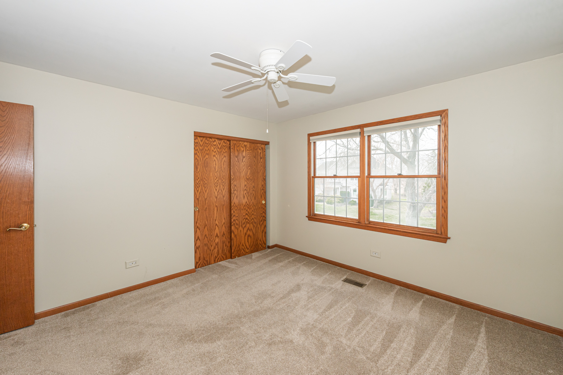  Beautifully Maintained Storybook Home - 物件實景