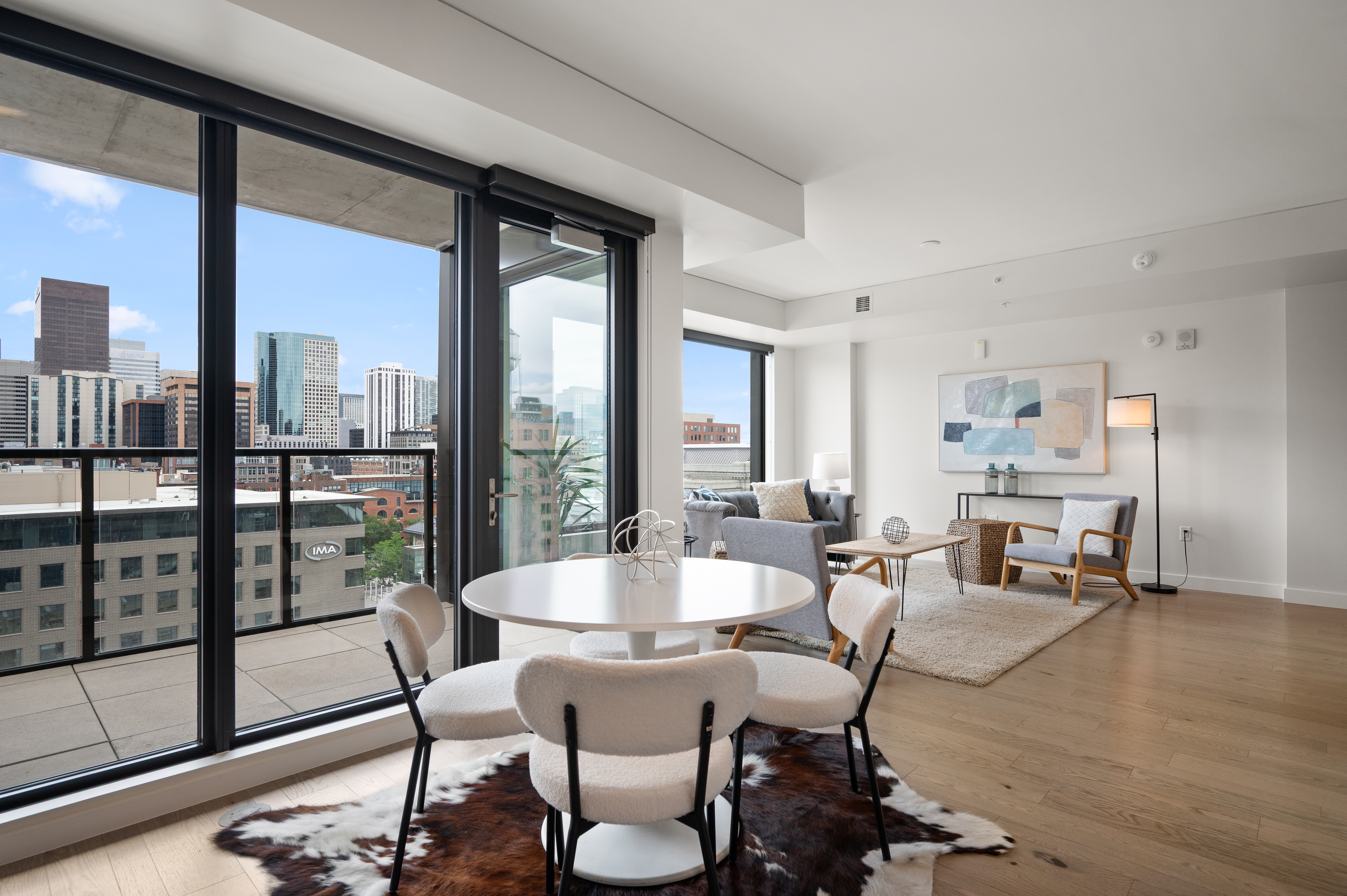  Phenomenal Views From The Floor To Ceiling Windows In This Downtown Building - 物件實景