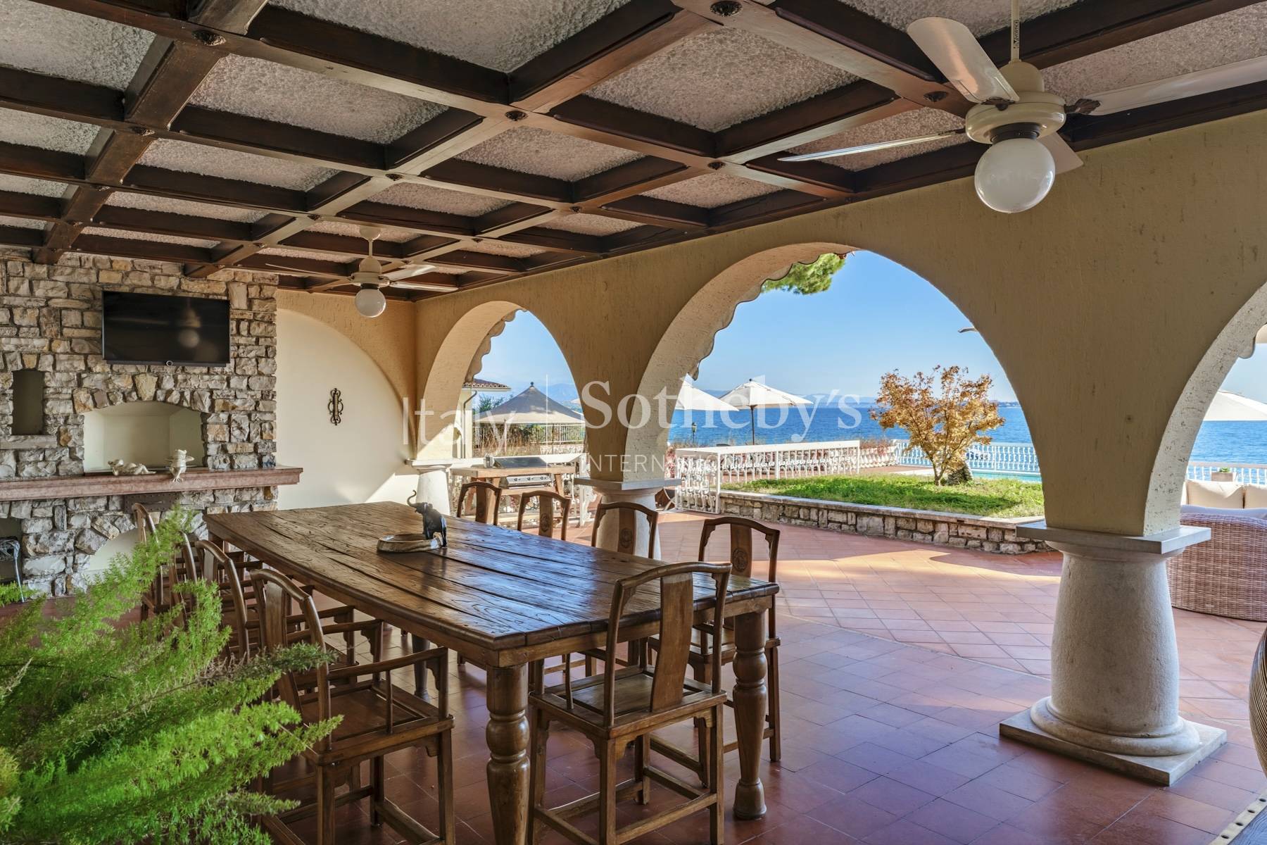  Prestigious lakefront estate with private boathouse and dock - 物件實景