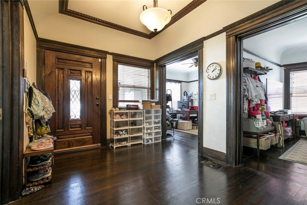 Los Angeles, California, 90006, United States, 5 Bedrooms Bedrooms, ,2 BathroomsBathrooms,Residential,For Sale,1940341