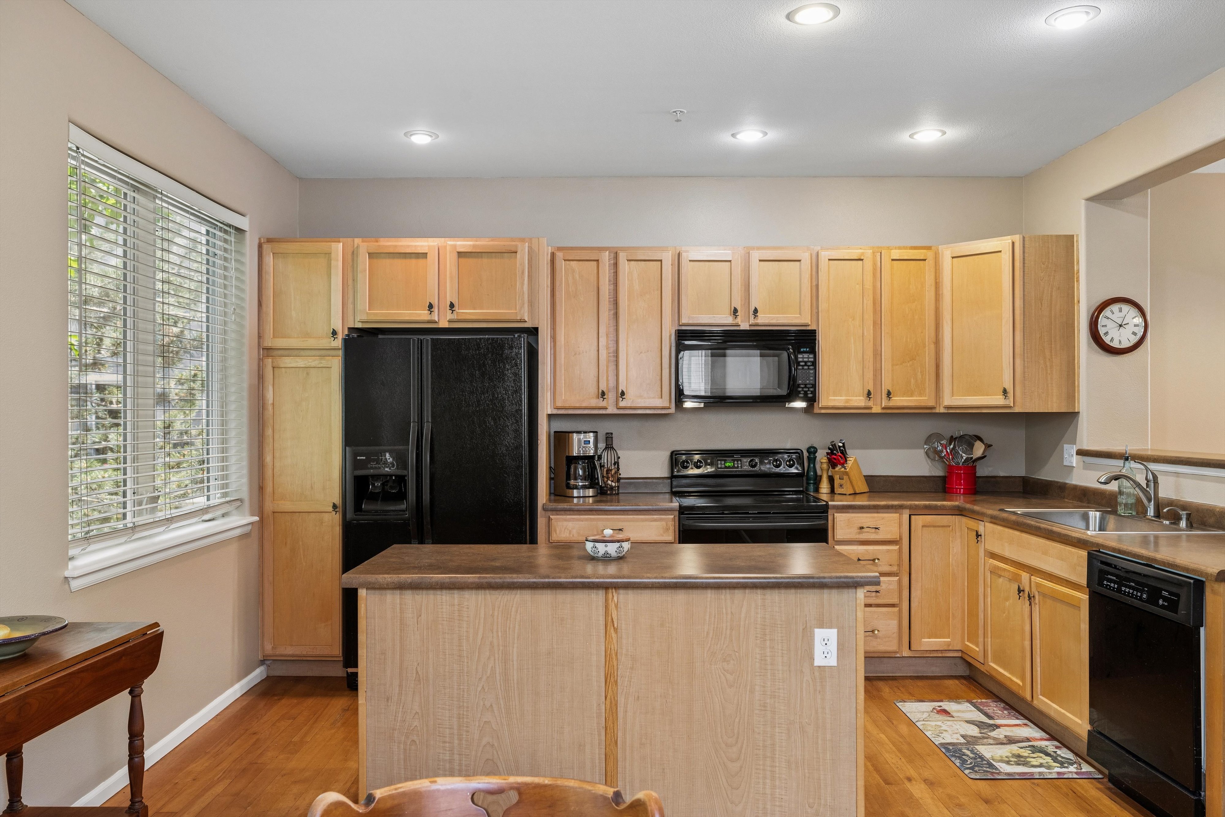 Move-In-Ready, Fully Refreshed, And Perfectly Located - 物件實景