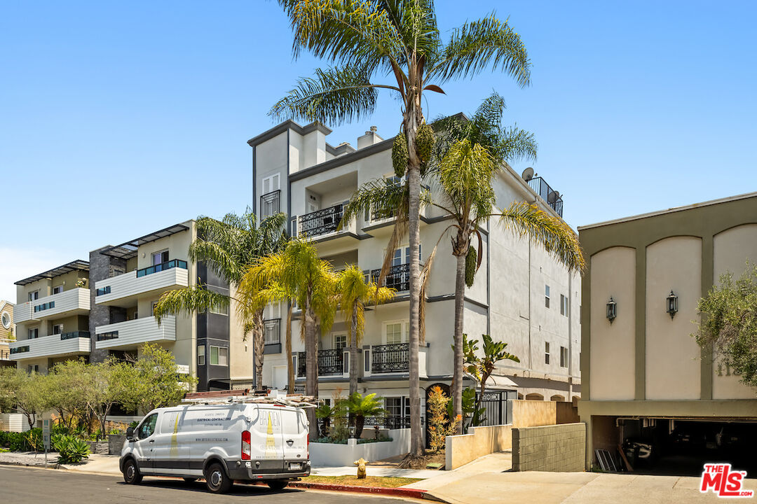 Los Angeles, California, 90049, United States, 3 Bedrooms Bedrooms, ,3 BathroomsBathrooms,Residential,For Sale,1885770