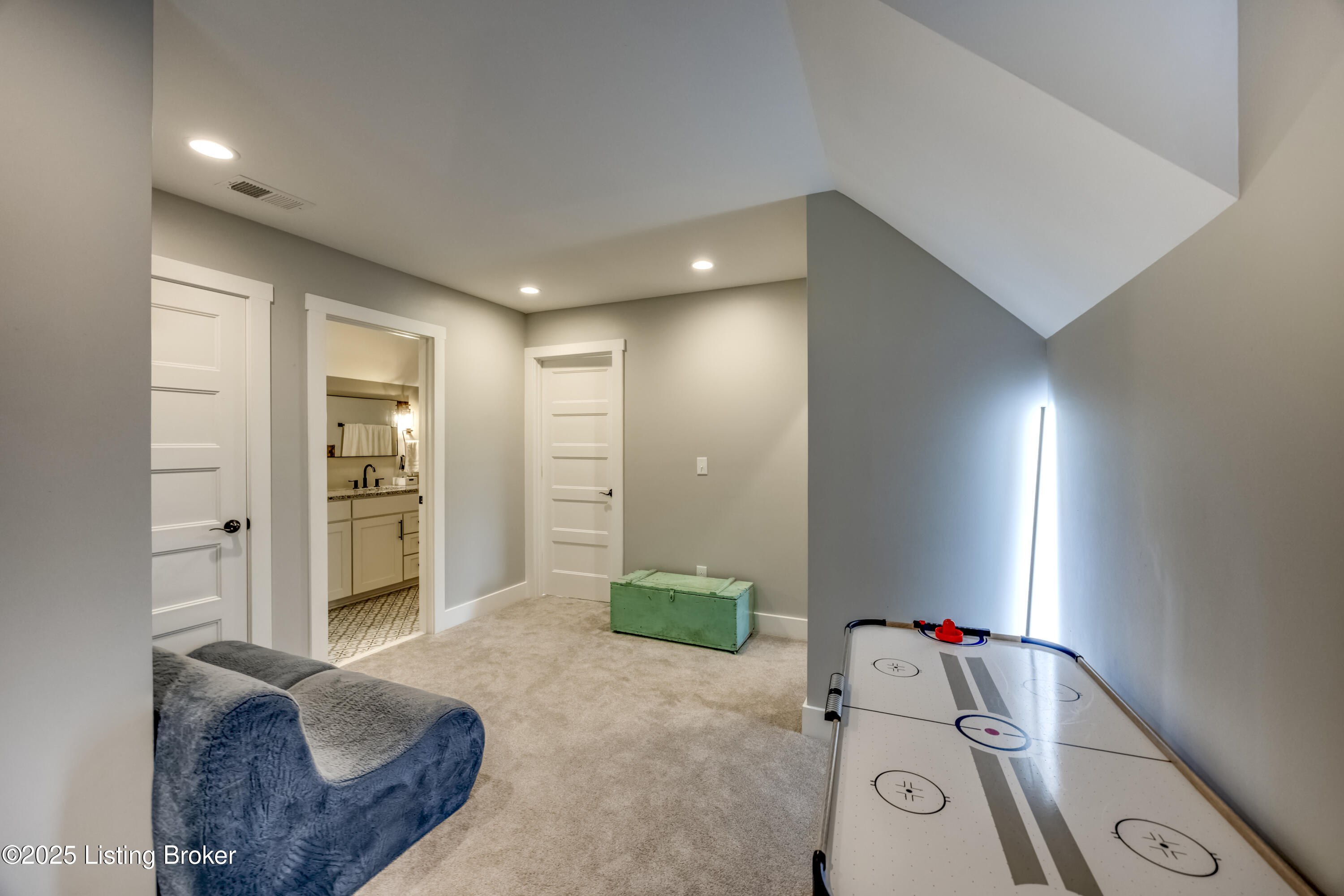 Crestwood, Kentucky, 40014, United States, 5 Bedrooms Bedrooms, ,4 BathroomsBathrooms,Residential,For Sale,1907085