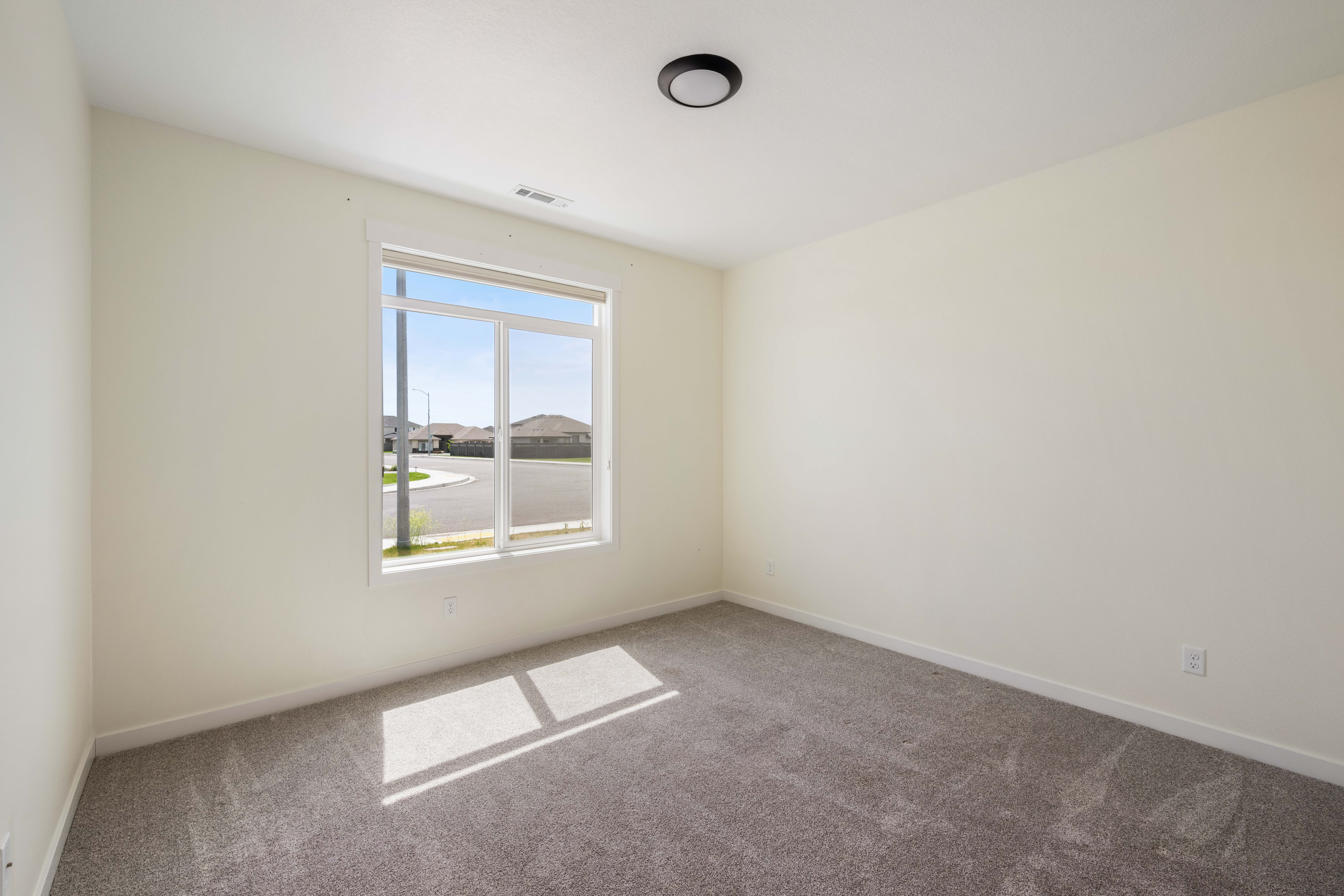  Like New, Fully Fenced, Corner Lot & 4-Car Garage - 物件實景