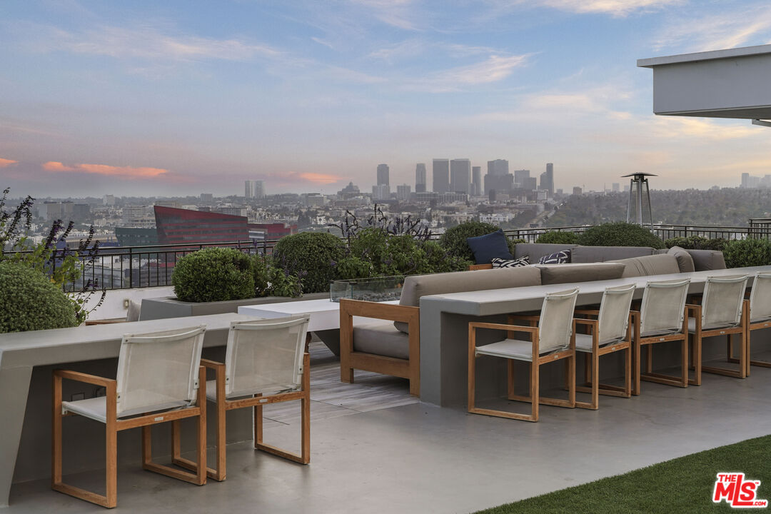 West Hollywood, California, 90069, United States, 2 Bedrooms Bedrooms, ,2 BathroomsBathrooms,Residential,For Sale,1910905