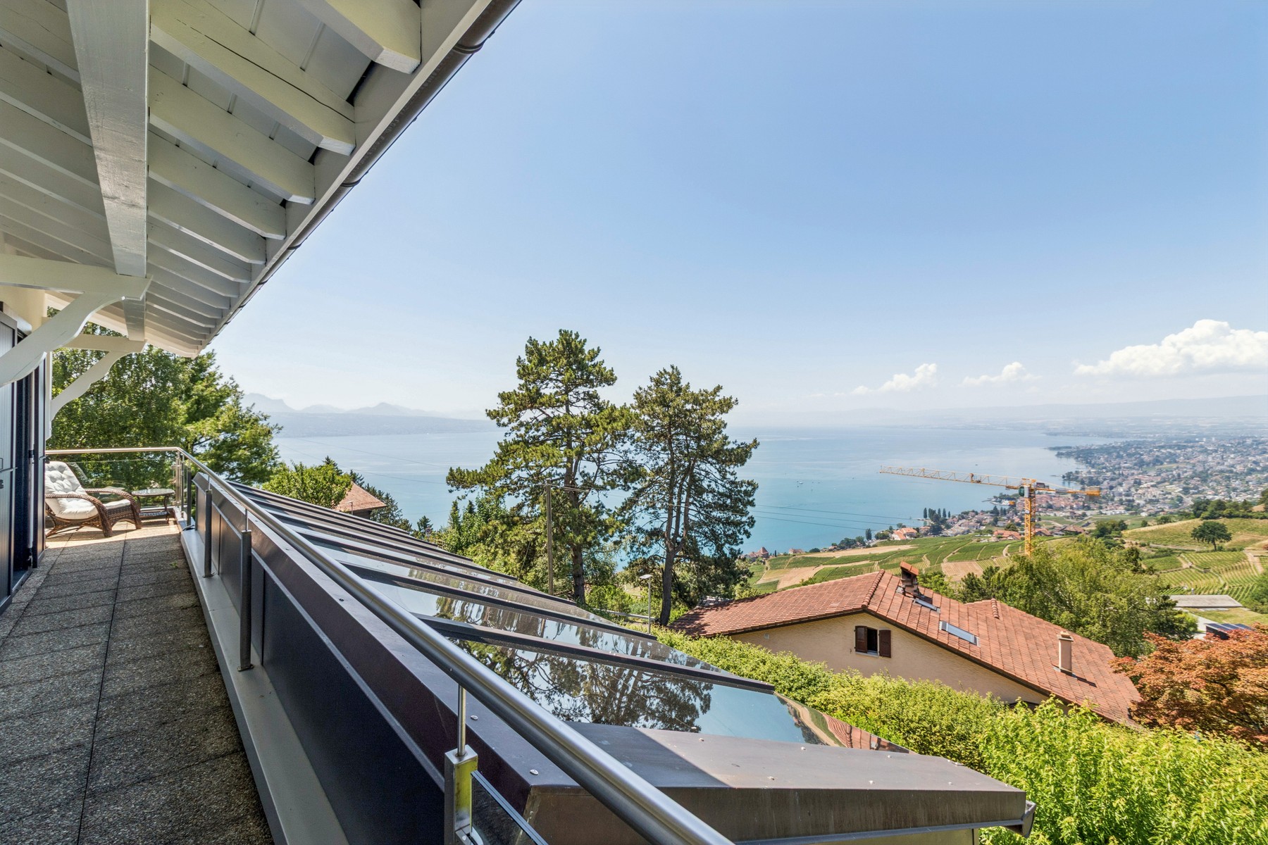  A property nestled between the sky, the lake, and the vineyards, offering an exc - 物件實景