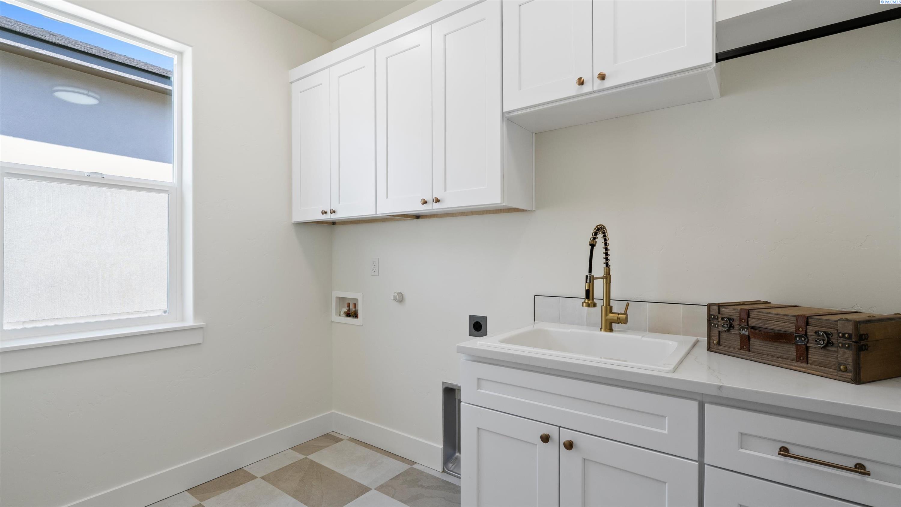 Richland, Washington, 99352, United States, 4 Bedrooms Bedrooms, ,3 BathroomsBathrooms,Residential,For Sale,1996125