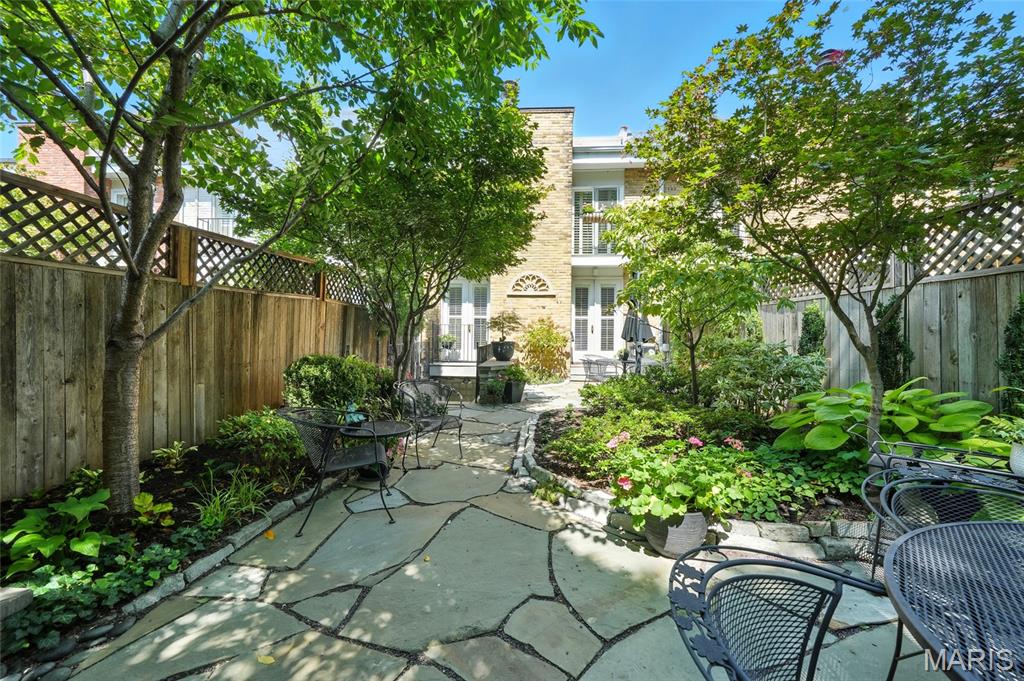 St Louis, Missouri, 63108, United States, 4 Bedrooms Bedrooms, ,5 BathroomsBathrooms,Residential,For Sale,1941664