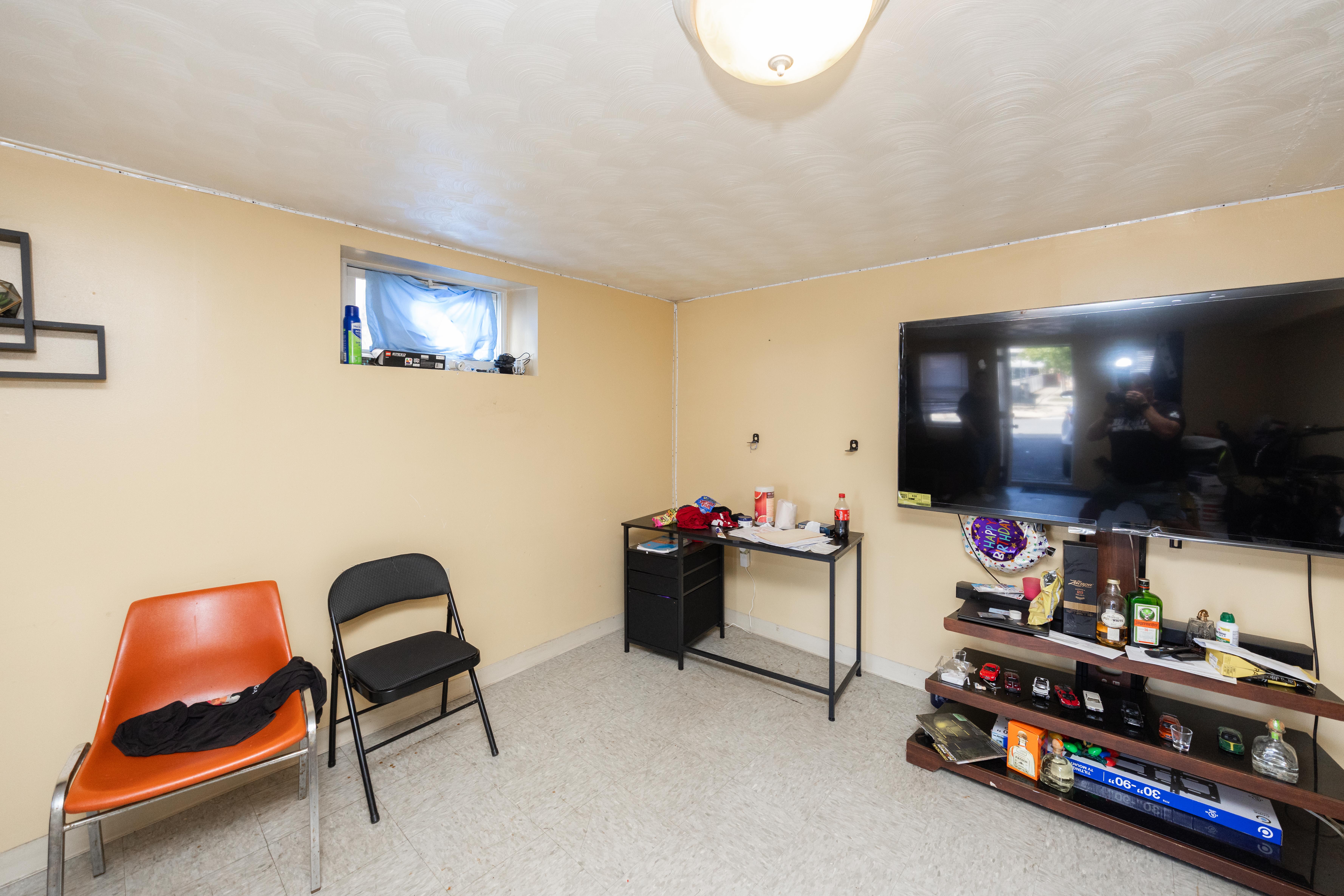 Chelsea, Massachusetts, 02150, United States, 5 Bedrooms Bedrooms, ,2 BathroomsBathrooms,Residential,For Sale,1983279