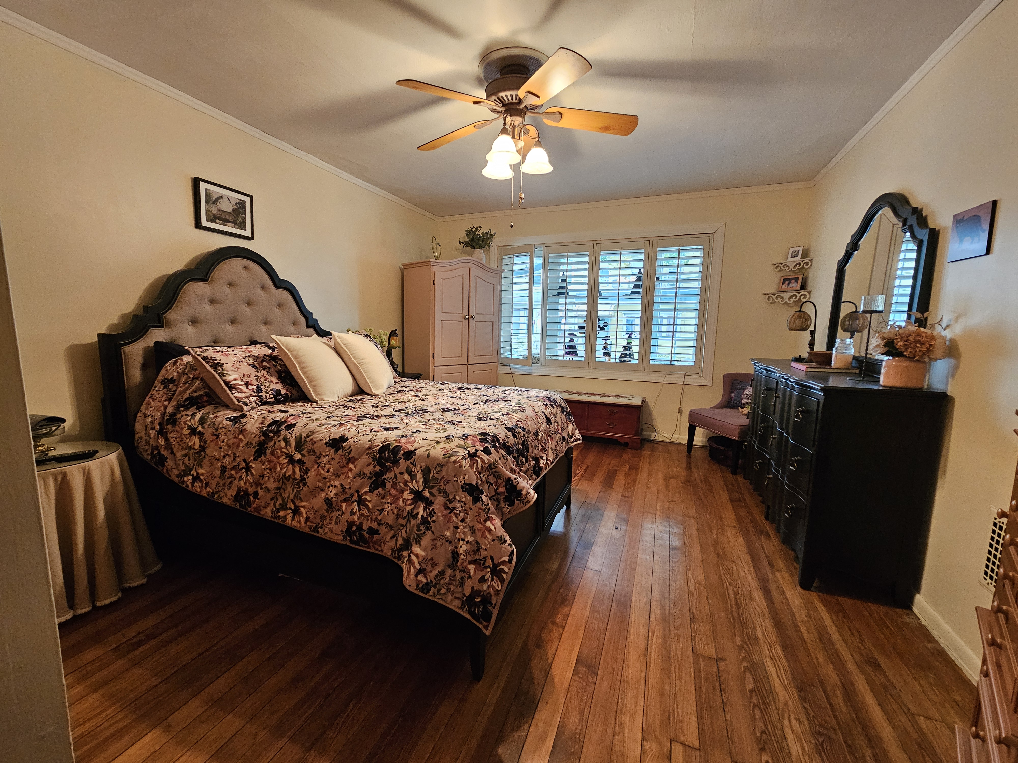 Glendale, New York, 11385, United States, 5 Bedrooms Bedrooms, ,2 BathroomsBathrooms,Residential,For Sale,1987833