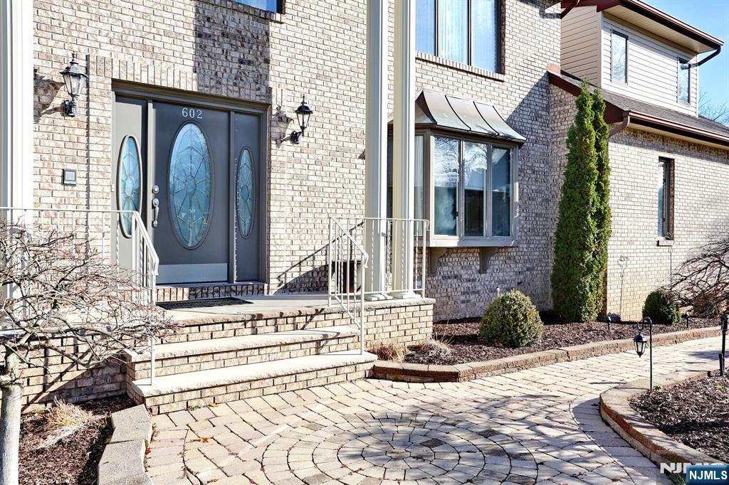 Paramus, New Jersey, 07652, United States, 5 Bedrooms Bedrooms, ,4 BathroomsBathrooms,Residential,For Sale,2001740