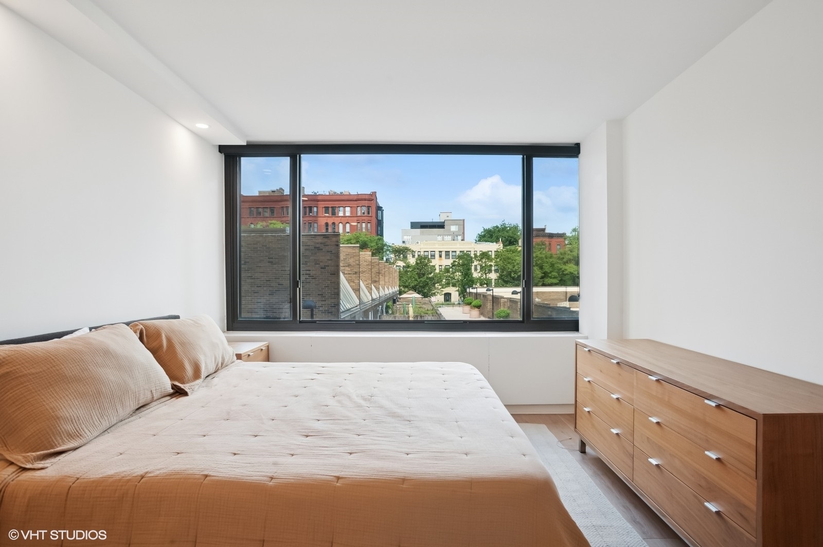 Chicago, Illinois, 60610, United States, 2 Bedrooms Bedrooms, ,2 BathroomsBathrooms,Residential,For Sale,1927209