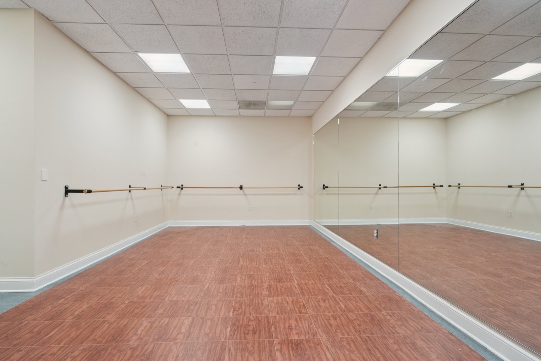  One Floor ?Fox Hills? Corner Unit Offers Many Available Amenities - 物件實景