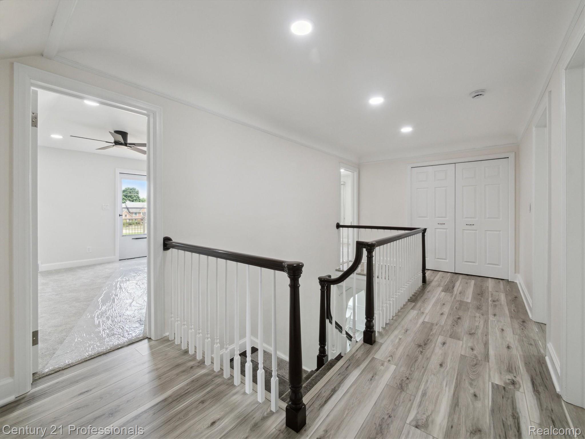 FarmingtonHills, Michigan, 48167, United States, 4 Bedrooms Bedrooms, ,4 BathroomsBathrooms,Residential,For Sale,1895323
