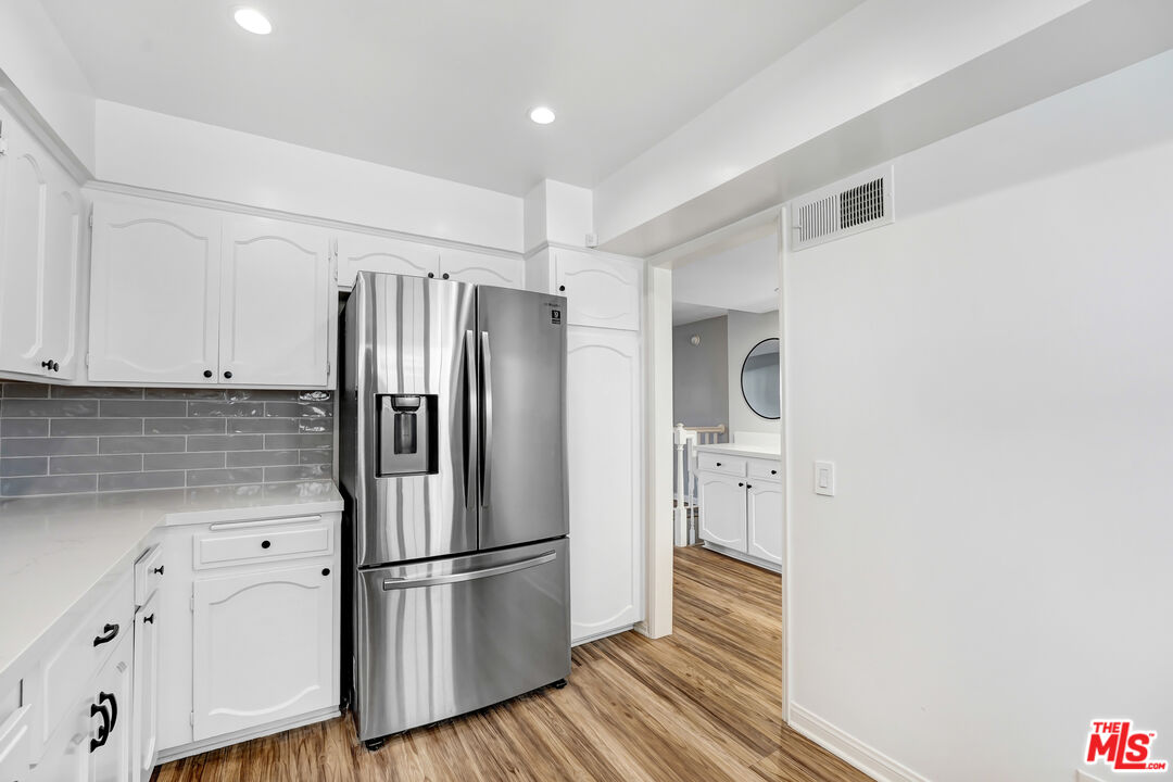 Sherman Oaks, California, 91403, United States, 2 Bedrooms Bedrooms, ,3 BathroomsBathrooms,Residential,For Sale,1900859
