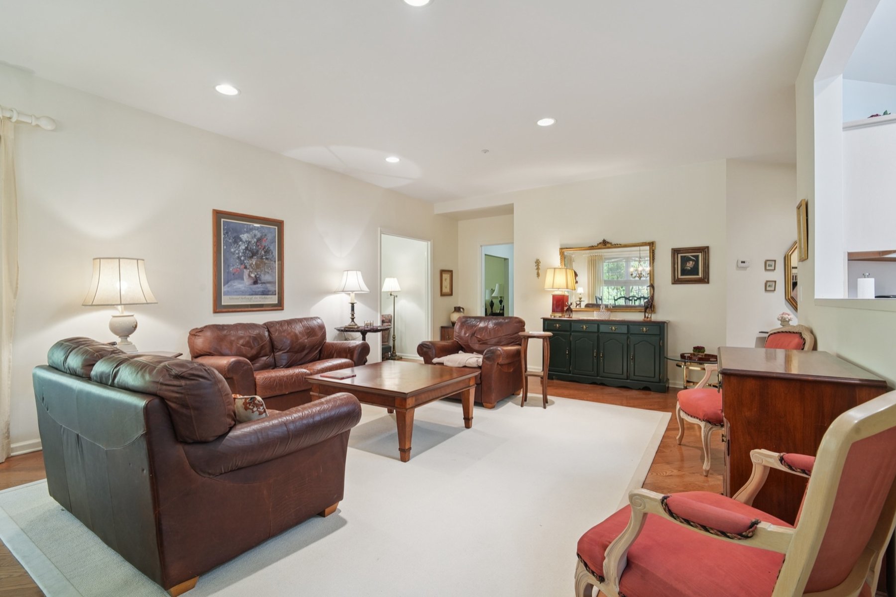  One Floor ?Fox Hills? Corner Unit Offers Many Available Amenities - 物件實景