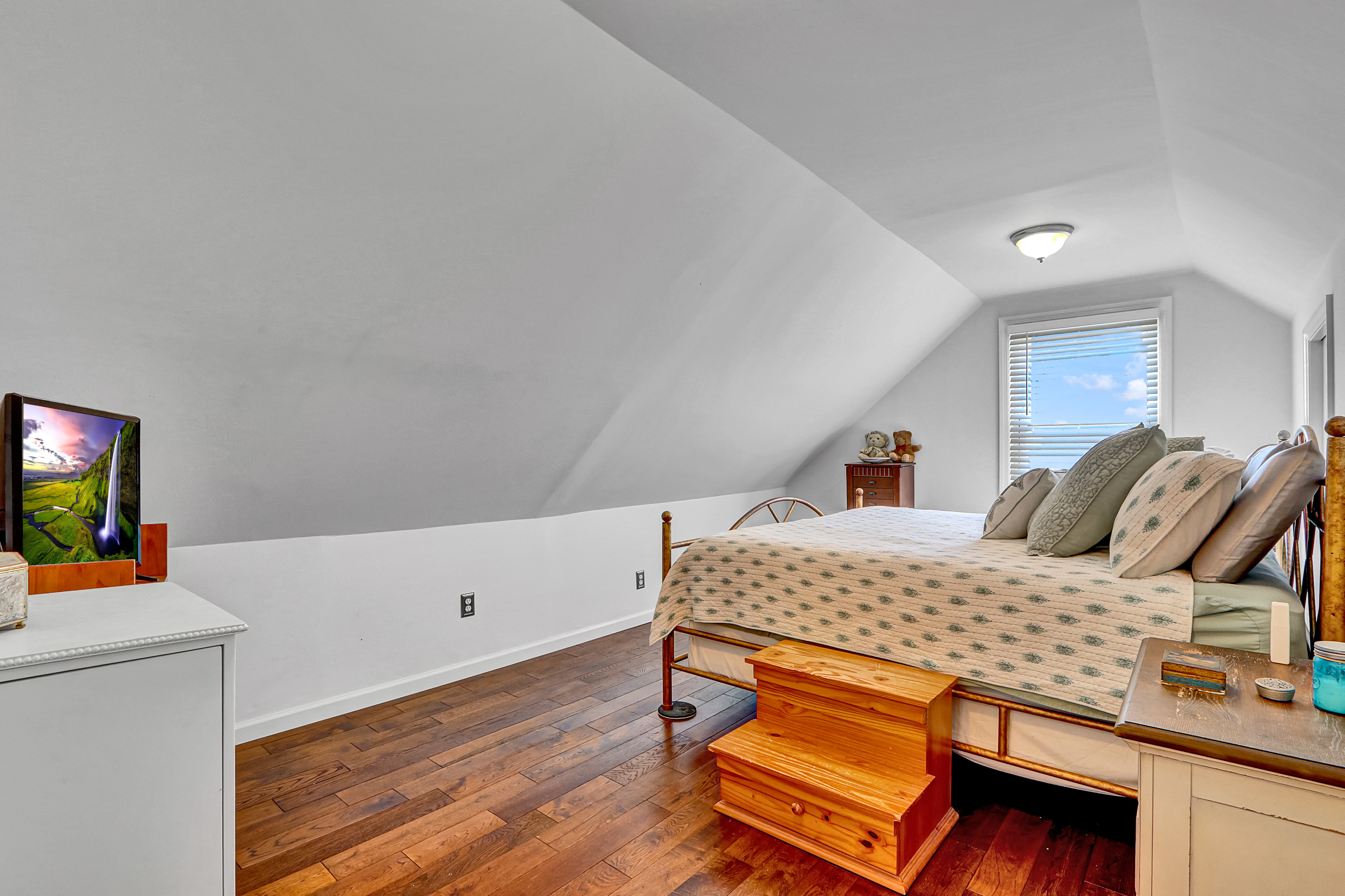 Babylon, New York, 11702, United States, 4 Bedrooms Bedrooms, ,2 BathroomsBathrooms,Residential,For Sale,1921304