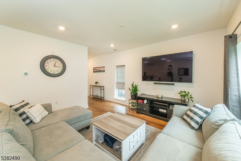 Morris Plains Boro, New Jersey, 07950, United States, 2 Bedrooms Bedrooms, ,3 BathroomsBathrooms,Residential,For Sale,1939204