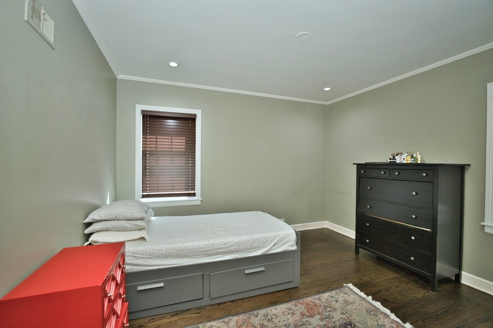Lincolnwood, Illinois, 60712, United States, 3 Bedrooms Bedrooms, ,2 BathroomsBathrooms,Residential,For Sale,1863685