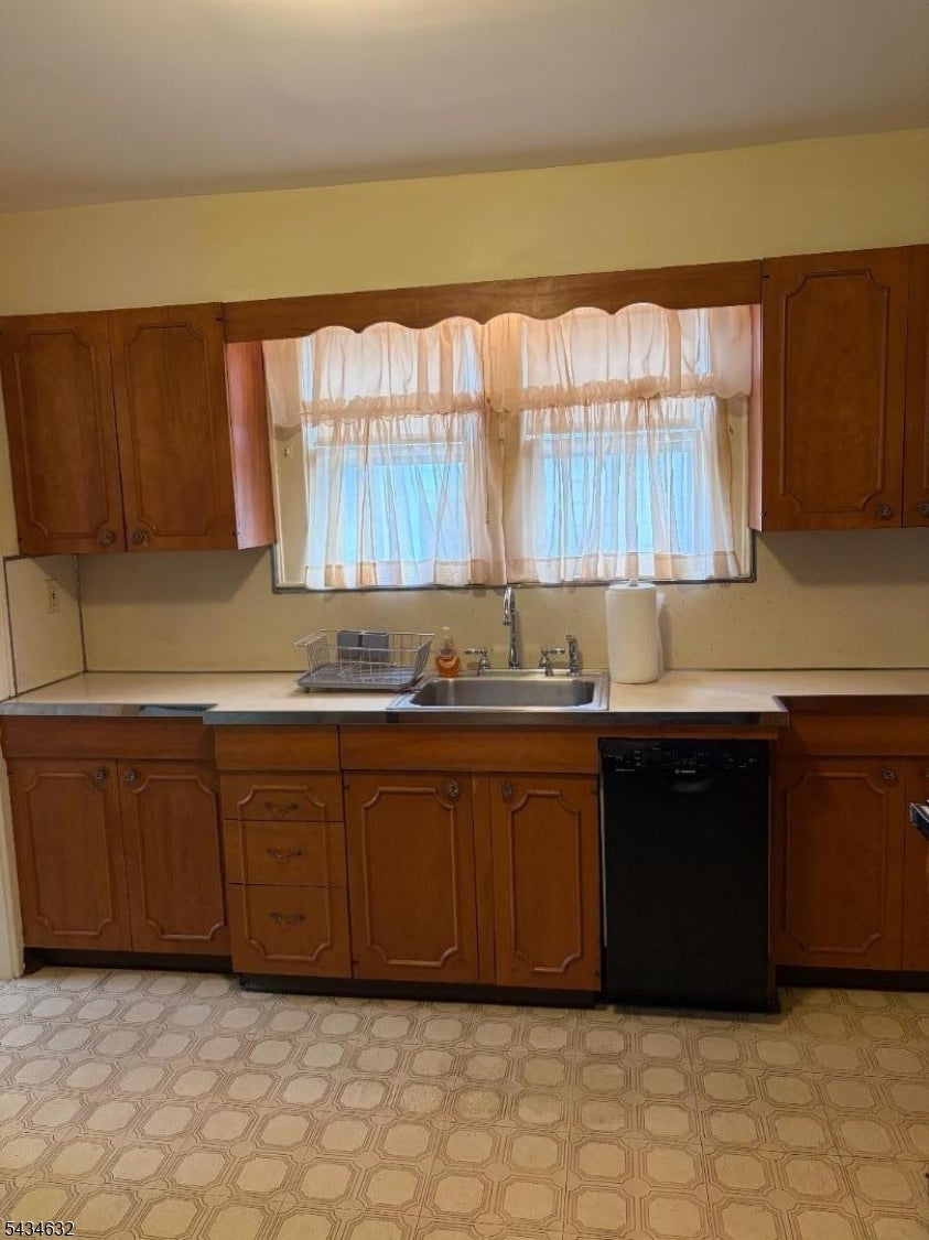 Bloomfield Twp., New Jersey, 07003, United States, 3 Bedrooms Bedrooms, ,1 BathroomBathrooms,Residential,For Sale,2048064