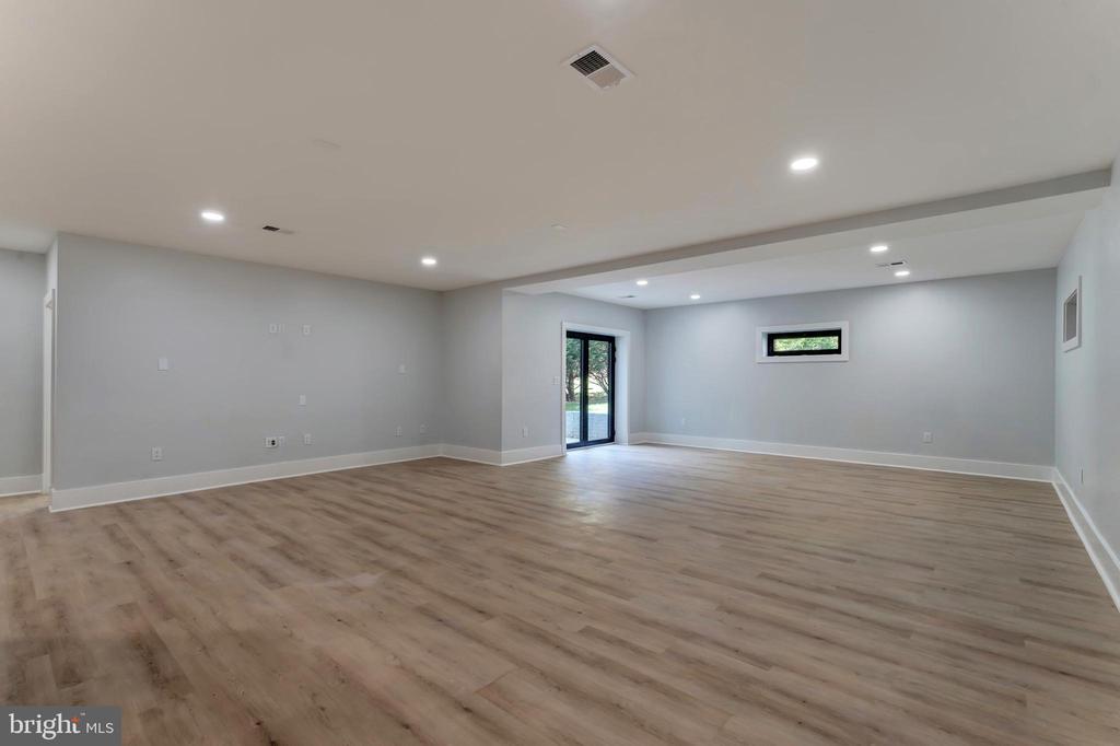 Herndon, Virginia, 20170, United States, 6 Bedrooms Bedrooms, ,6 BathroomsBathrooms,Residential,For Sale,1941281