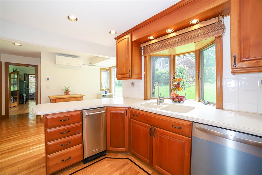 Worcester, Massachusetts, 01609, United States, 5 Bedrooms Bedrooms, ,4 BathroomsBathrooms,Residential,For Sale,1907639