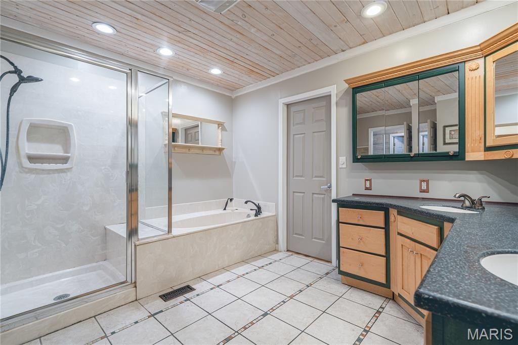 Edwardsville, Illinois, 62025, United States, 5 Bedrooms Bedrooms, ,4 BathroomsBathrooms,Residential,For Sale,1975622