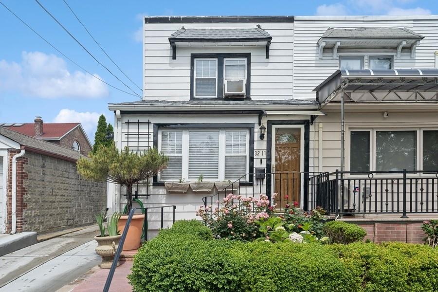 Bayside, New York, 11361, United States, 3 Bedrooms Bedrooms, ,2 BathroomsBathrooms,Residential,For Sale,1858297
