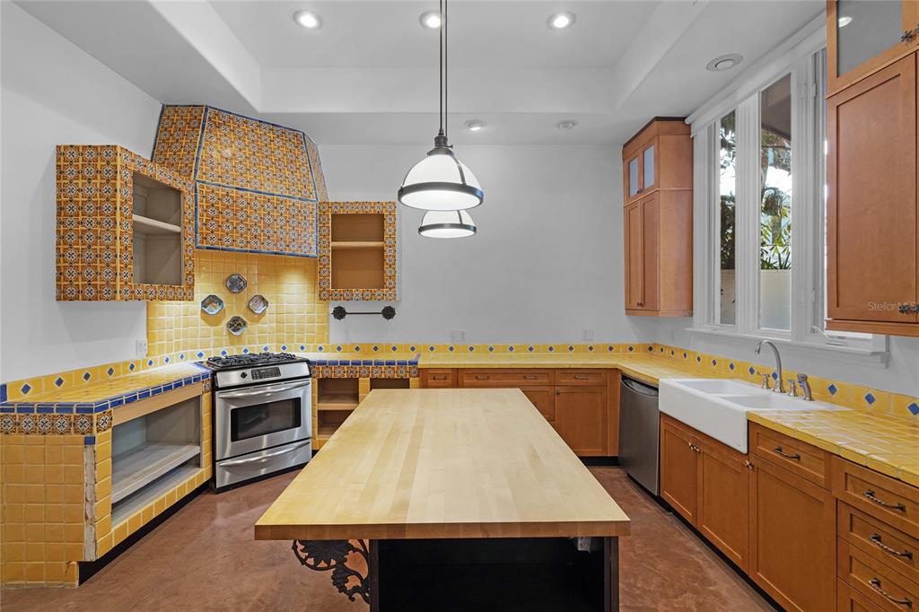 Orlando, Florida, 32806, United States, 3 Bedrooms Bedrooms, ,4 BathroomsBathrooms,Residential,For Sale,1927434