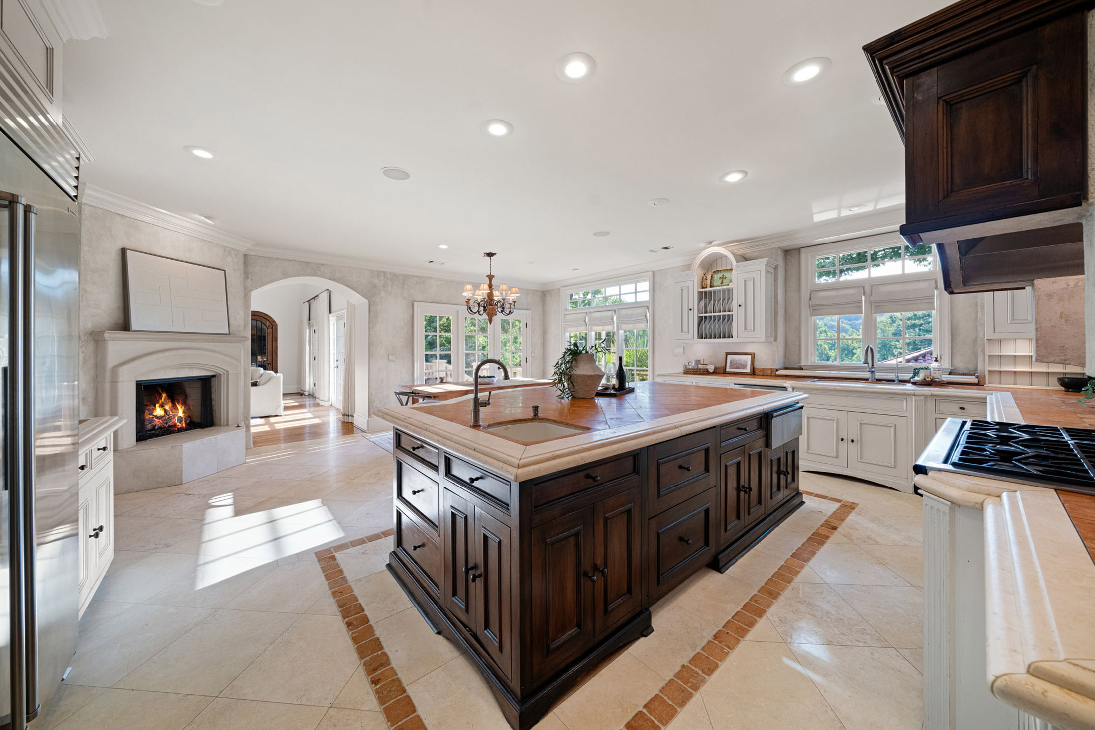  Remarkable Spanish-style Estate on 3.8+/- Private Acres - 物件實景
