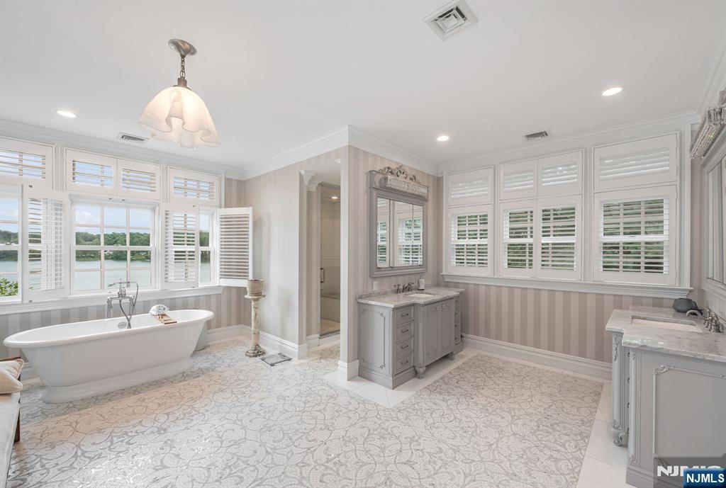 Franklin Lakes, New Jersey, 07417, United States, 6 Bedrooms Bedrooms, ,7 BathroomsBathrooms,Residential,For Sale,1903757