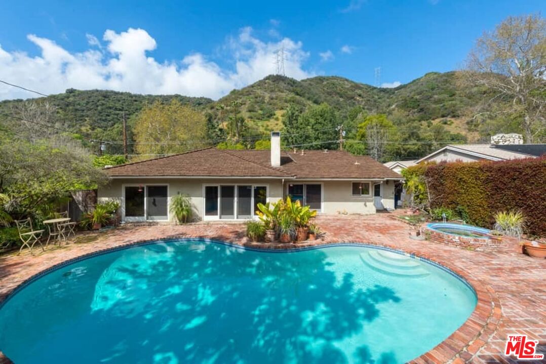 Los Angeles, California, 90049, United States, 3 Bedrooms Bedrooms, ,2 BathroomsBathrooms,Residential,For Sale,1913369