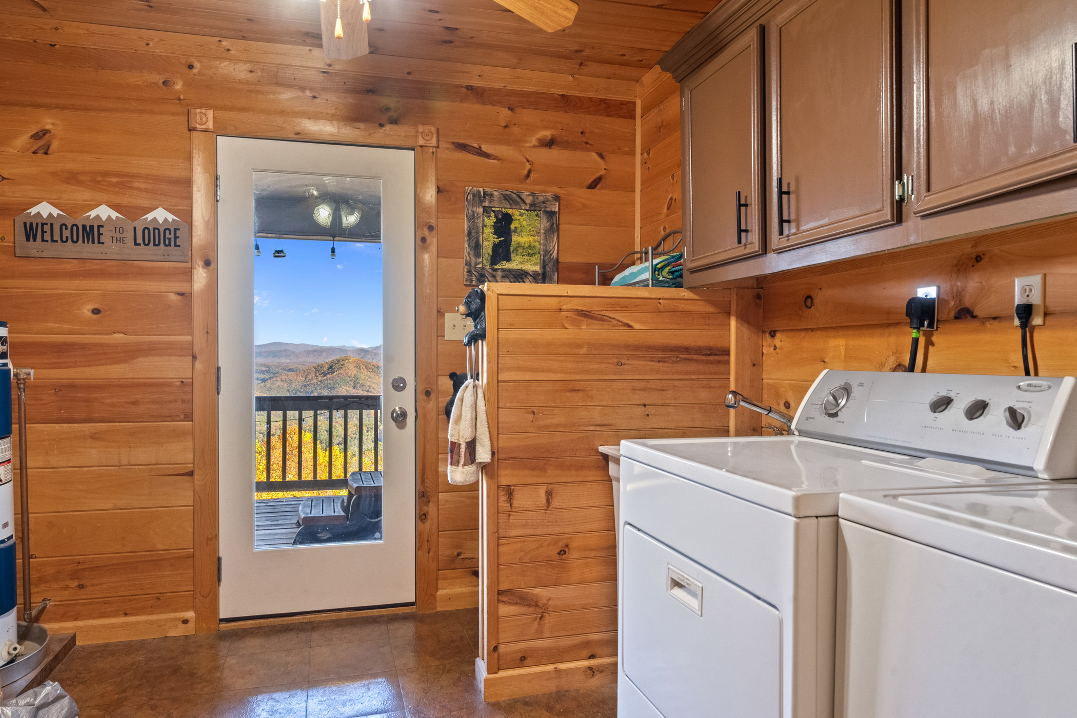 Sevierville, Tennessee, 37876, United States, 2 Bedrooms Bedrooms, ,4 BathroomsBathrooms,Residential,For Sale,1988602