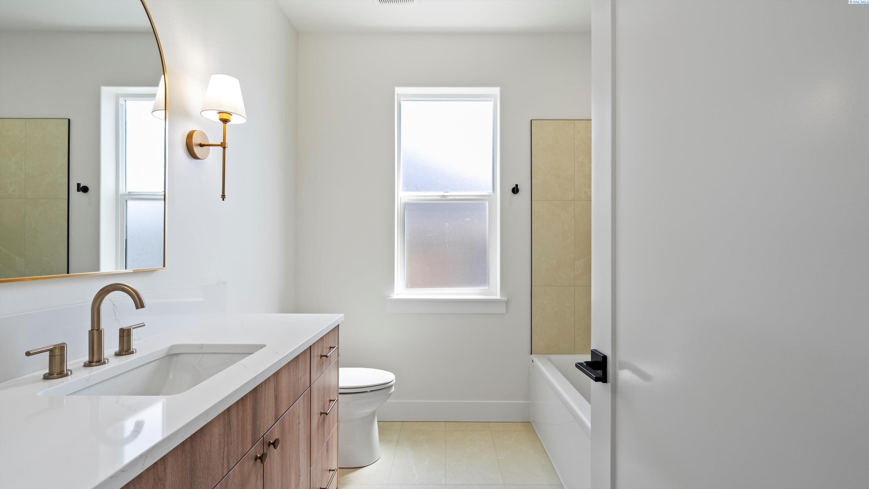 Richland, Washington, 99352, United States, 4 Bedrooms Bedrooms, ,3 BathroomsBathrooms,Residential,For Sale,1996125