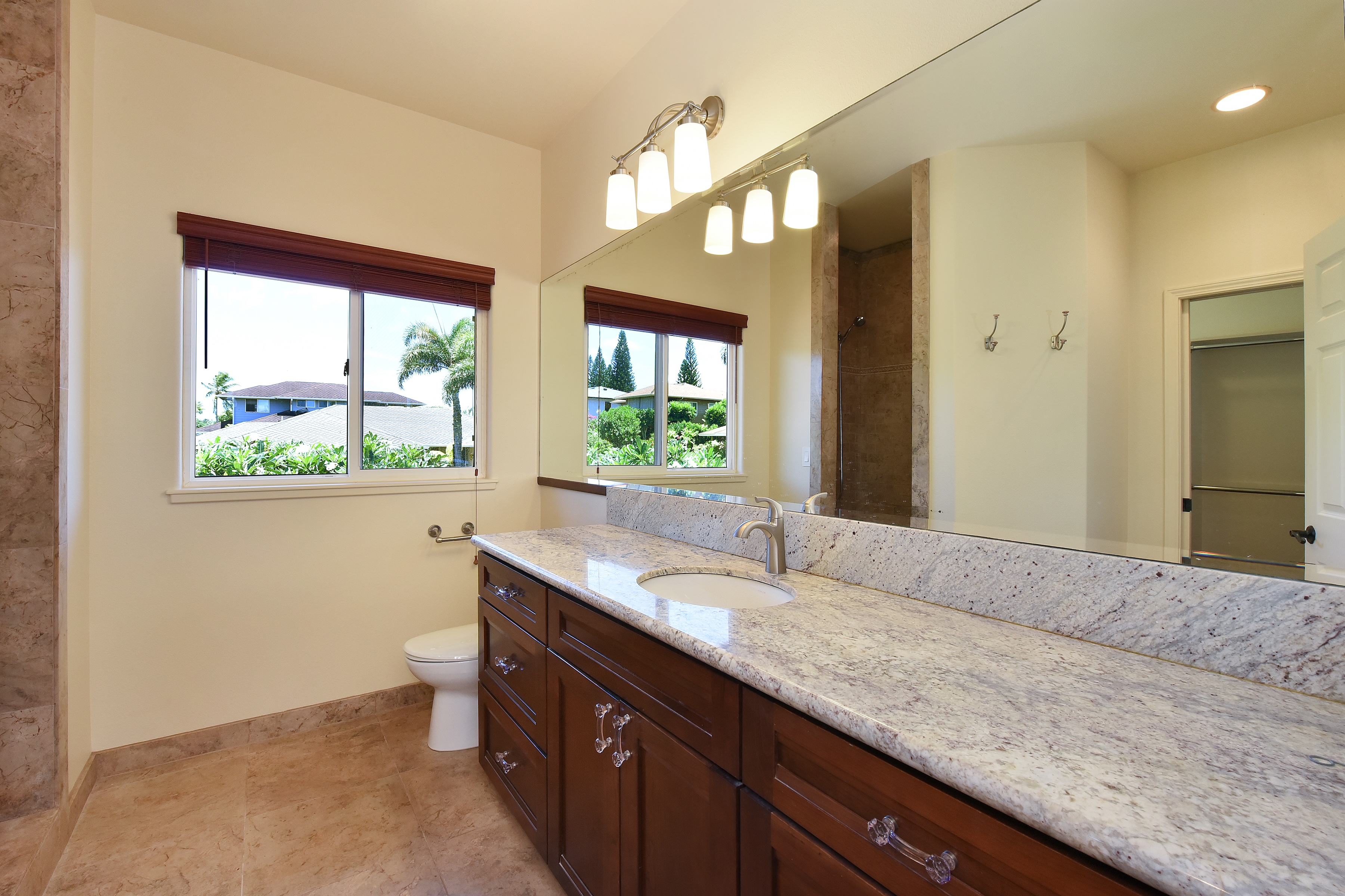  Updated two-story home featuring ocean and island views - 物件實景