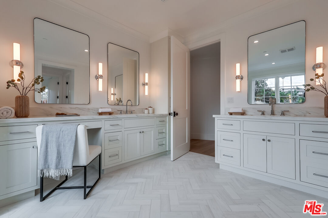 Los Angeles, California, 90049, United States, 7 Bedrooms Bedrooms, ,4 BathroomsBathrooms,Residential,For Sale,1912461