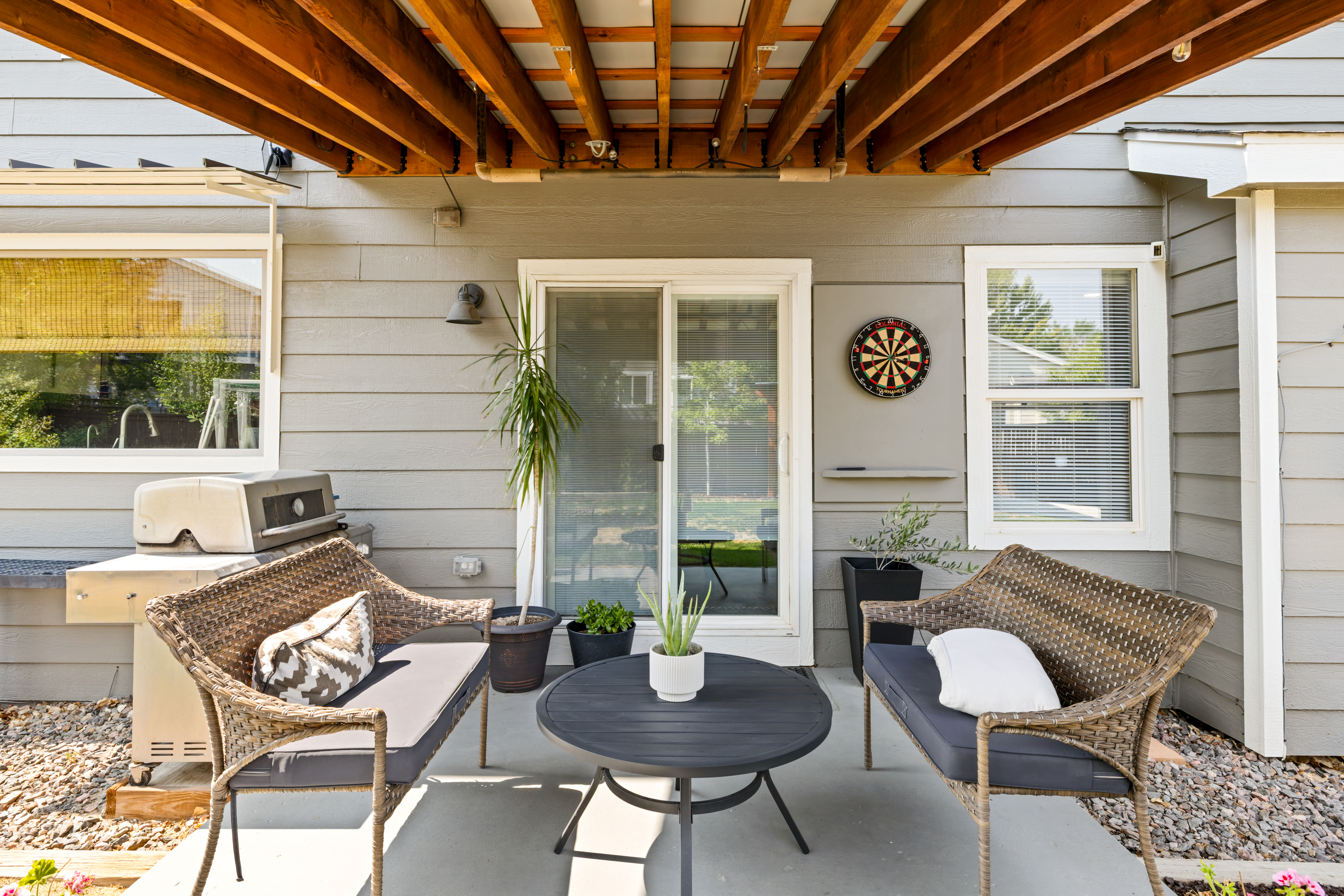  Thoughtfully maintained + beautifully updated, this Highlands Ranch home - 物件實景