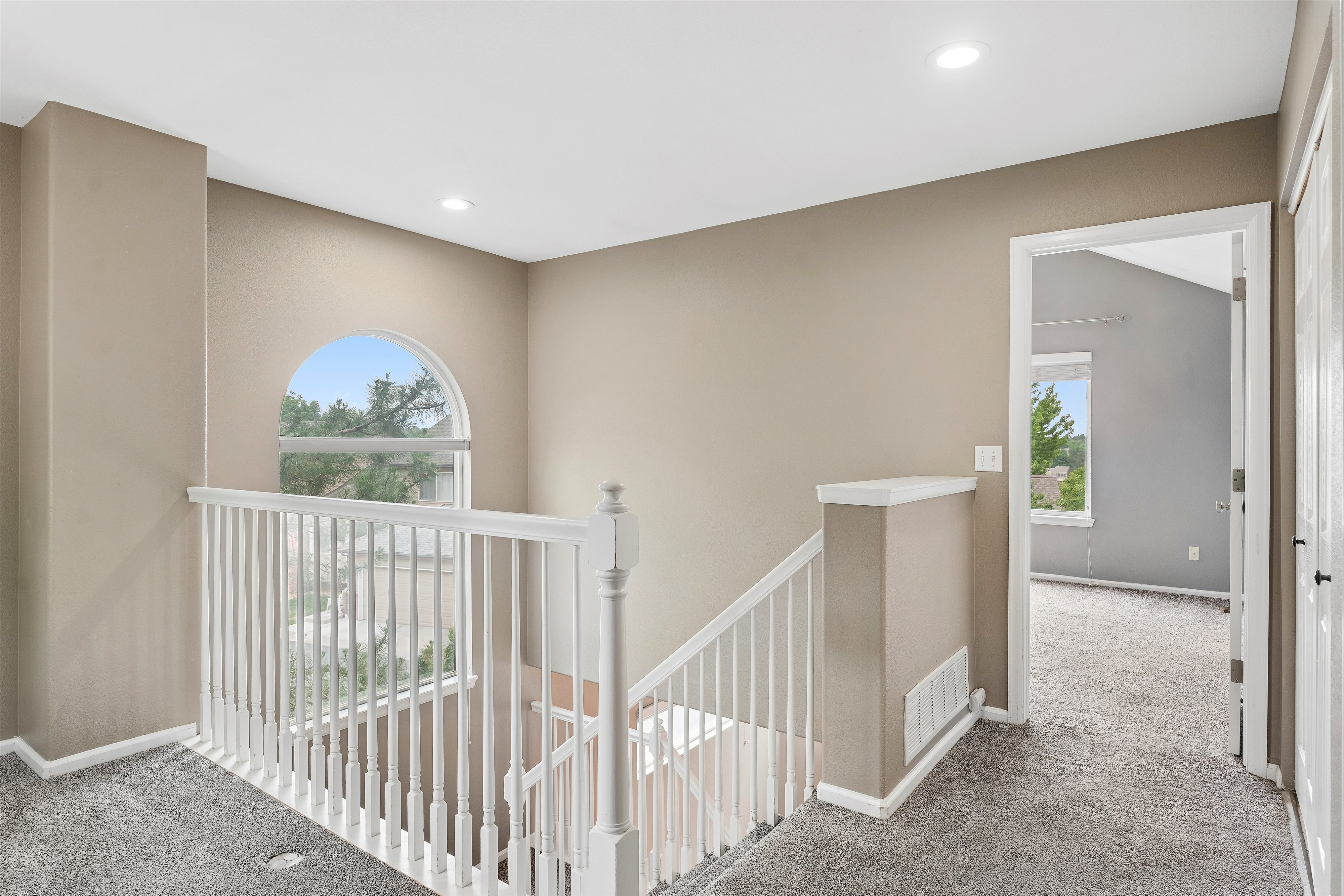  Beautifully maintained three-level townhome - 物件實景