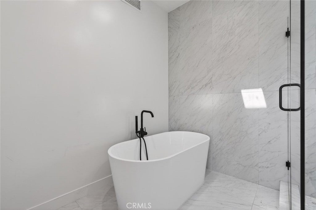 Los Angeles, California, 90026, United States, 3 Bedrooms Bedrooms, ,3 BathroomsBathrooms,Residential,For Sale,2040184
