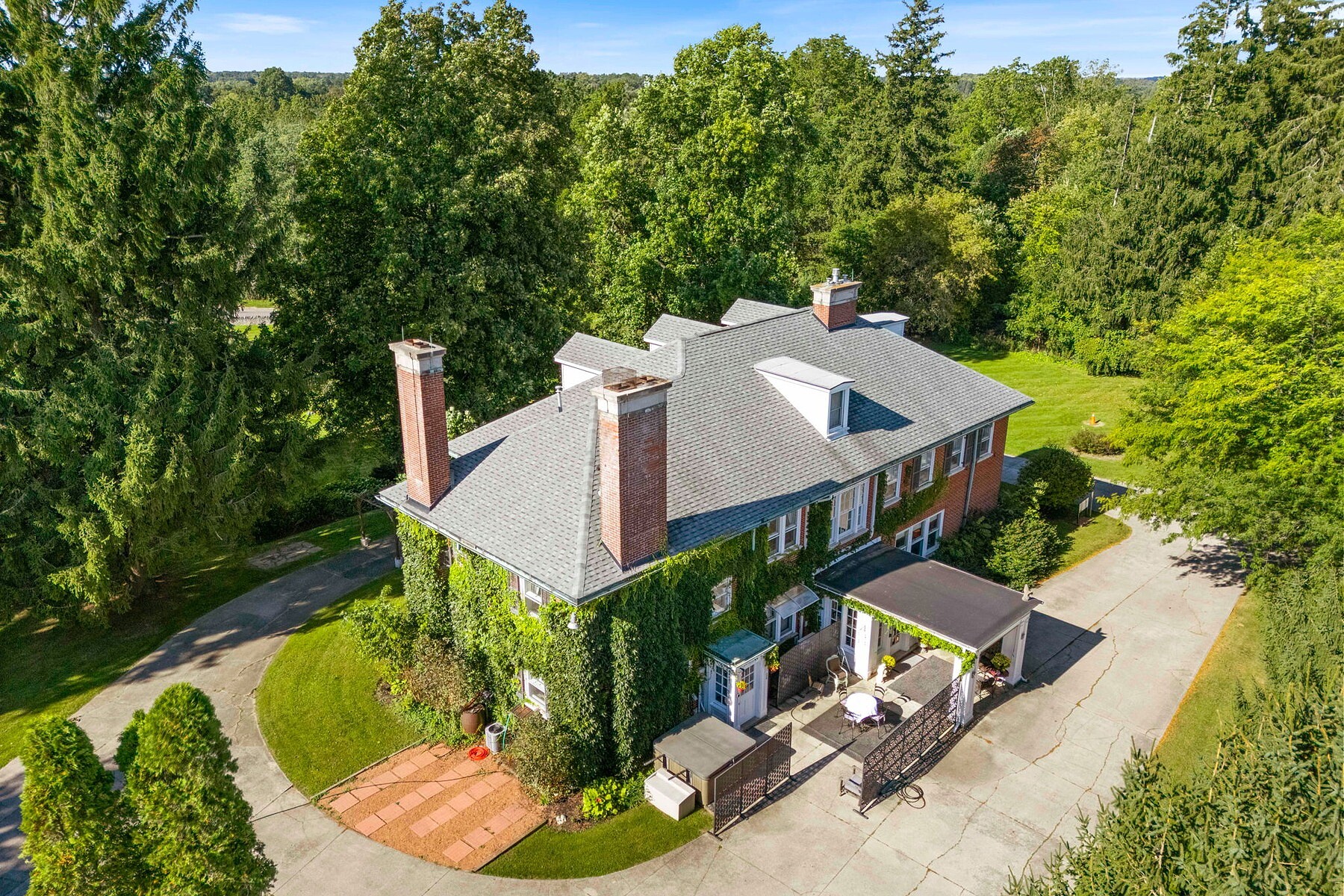  Neo-Classical Revival Home - 物件實景