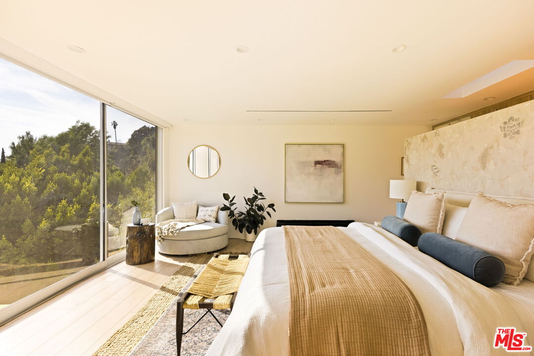 Los Angeles, California, 90046, United States, 4 Bedrooms Bedrooms, ,4 BathroomsBathrooms,Residential,For Sale,1912038